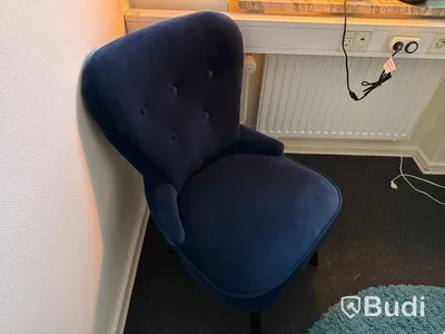 Fåtöljer, bord, lampa m.m.