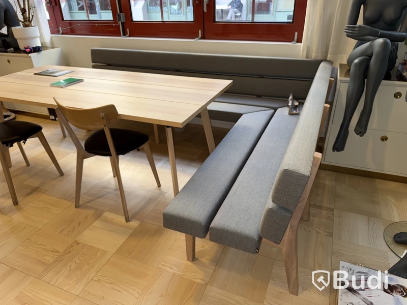 Hörnsoffa Karl Andersson & Söner, Kamon Dinner Vänster L2600 höger L1950, Ek klarlack (Nypris 88 740 kr)