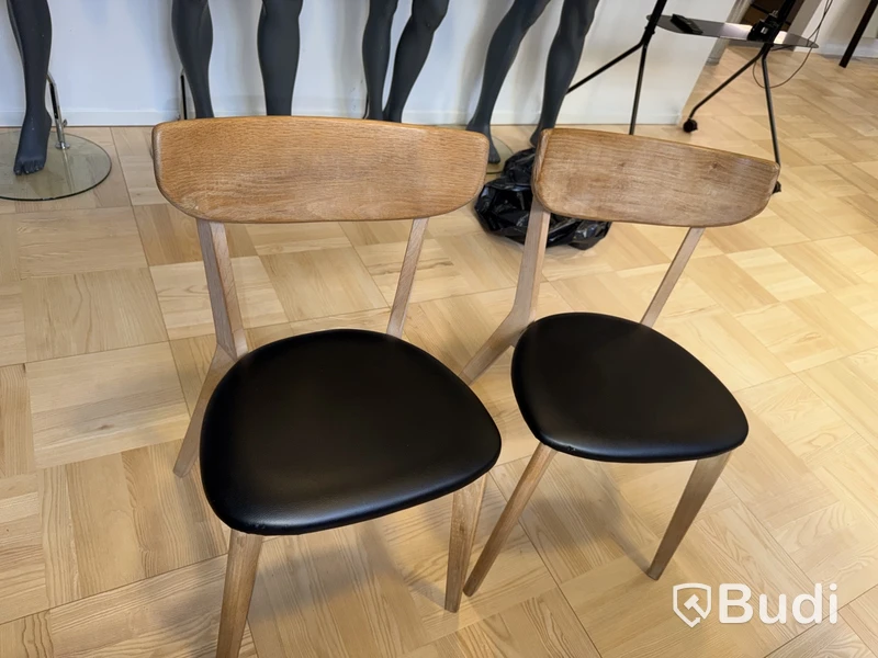 2 st trästolar med dyna