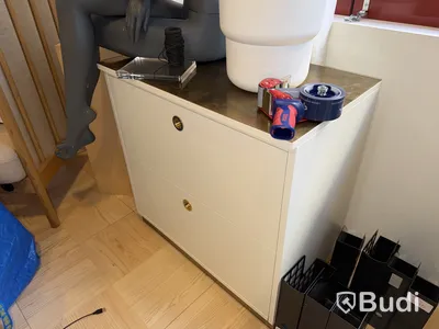 Skåp med mässingsbeslag och metalltop