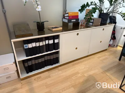 Skåp med beslag och top i mässing i 3 sektioner