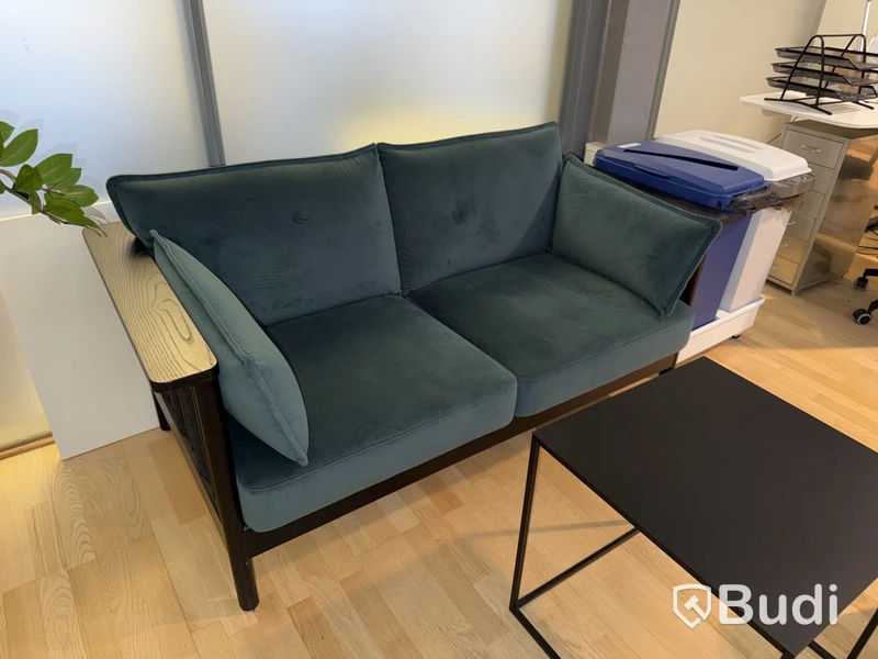 2-sits soffa Karl Andersson och Söner, Onduler 2-sits låg L1530, D810 H790 (Nypris 52 600 kr), samt fåtölj också samma serie Ondule, (Nypris 34 360 kr)