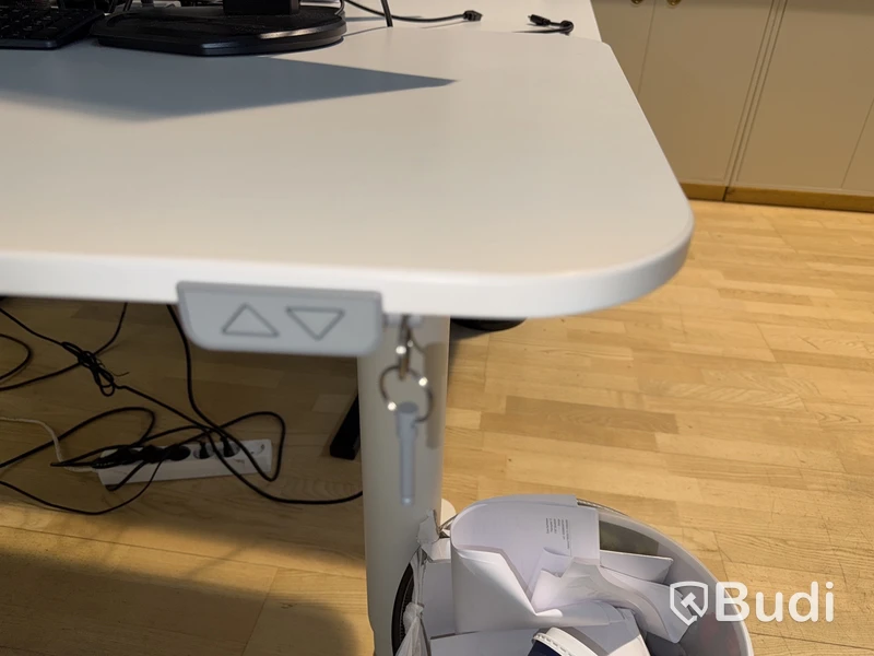 Kontorsplats; elektriskt höj och sänkbart skrivbord, kontorsstol, plåthurts och 2 st datorskärmar