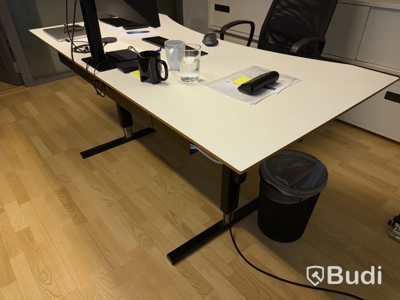 Kontorsstol och höj- och sänkbart skrivbord