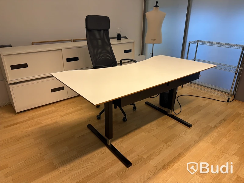 Kontorsstol och höj- och sänkbart skrivbord