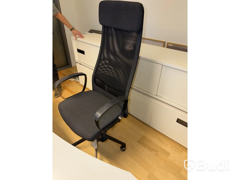 Kontorsstol och höj- och sänkbart skrivbord