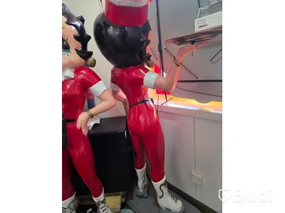 Staty Betty Boop servitris med bricka, röd