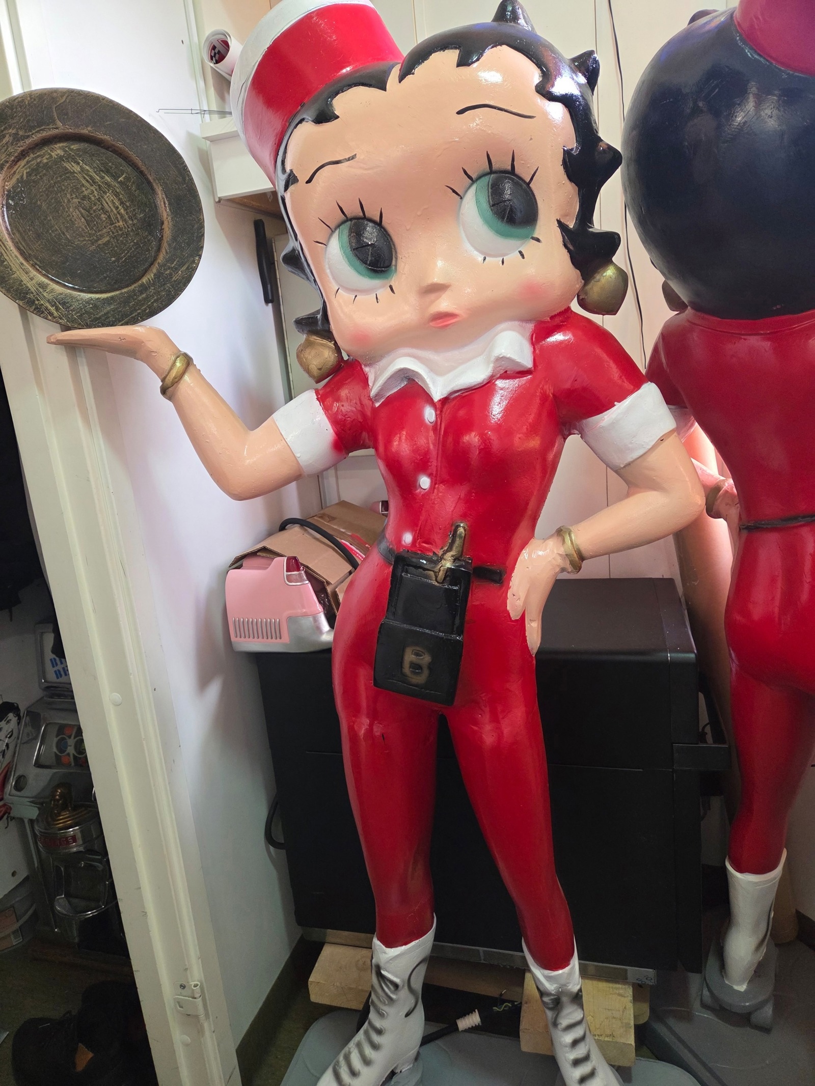 Staty Betty Boop servitris med bricka, röd