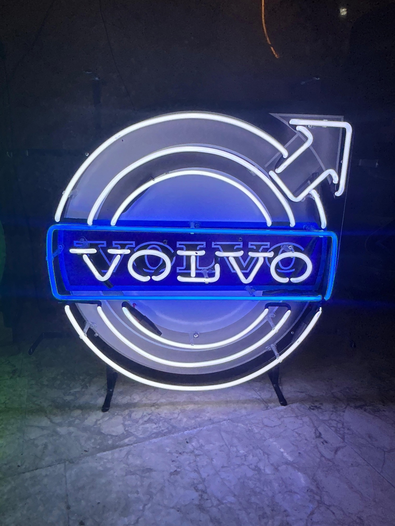 Neonskylt Volvo, blå/vit/svart