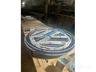 Neonskylt Volkswagen-logotyp, blått glas