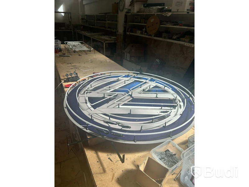 Neonskylt Volkswagen-logotyp, blått glas
