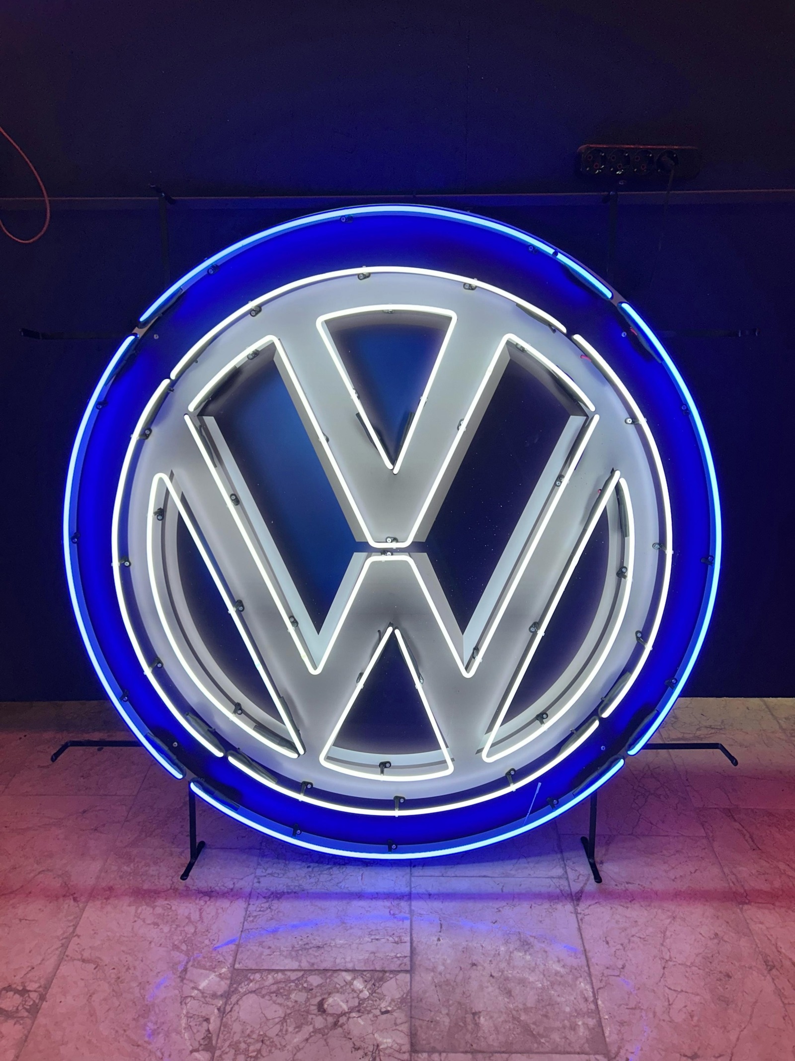 Neonskylt Volkswagen-logotyp, blått glas