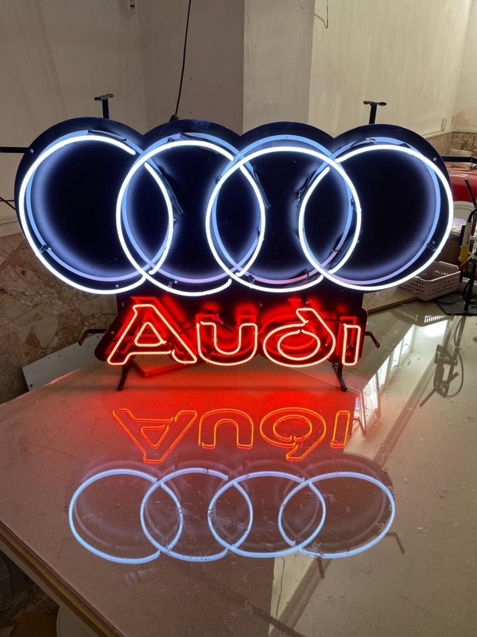Neonskylt Audi logotyp, röd/vit, glas