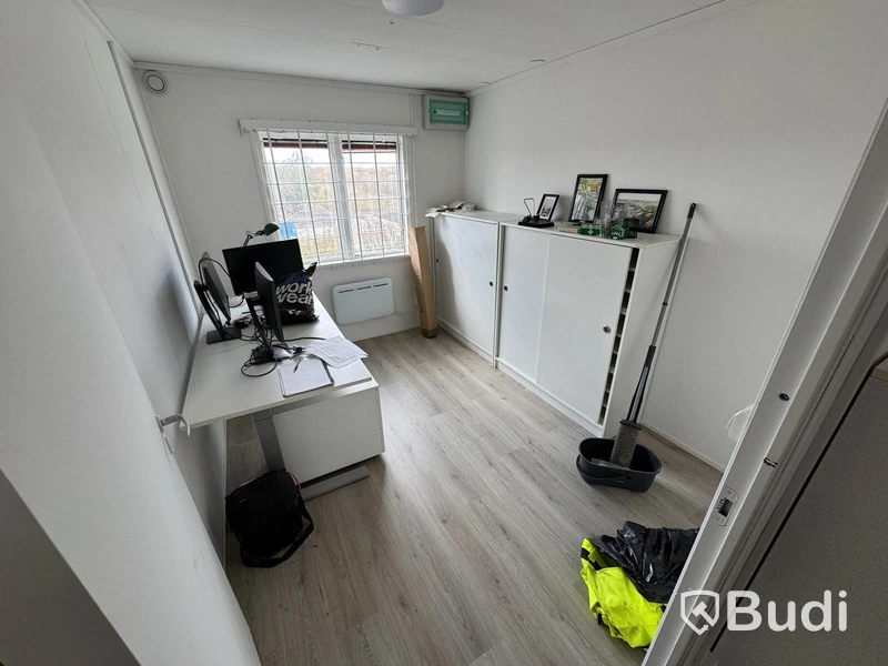 Kontorsbarack / Byggbod (sammansatt modulsystem) – Flera kontorsrum & fikarum