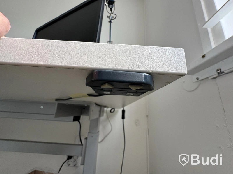 Höj- & sänkbart skrivbord, hurts, skjutdörrsskåp samt skärmar
