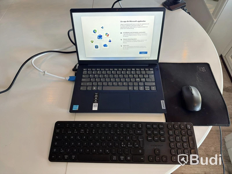 Lenovo IdeaPad 3 med Lenovo ThinkVision 24” skärm och tillbehör