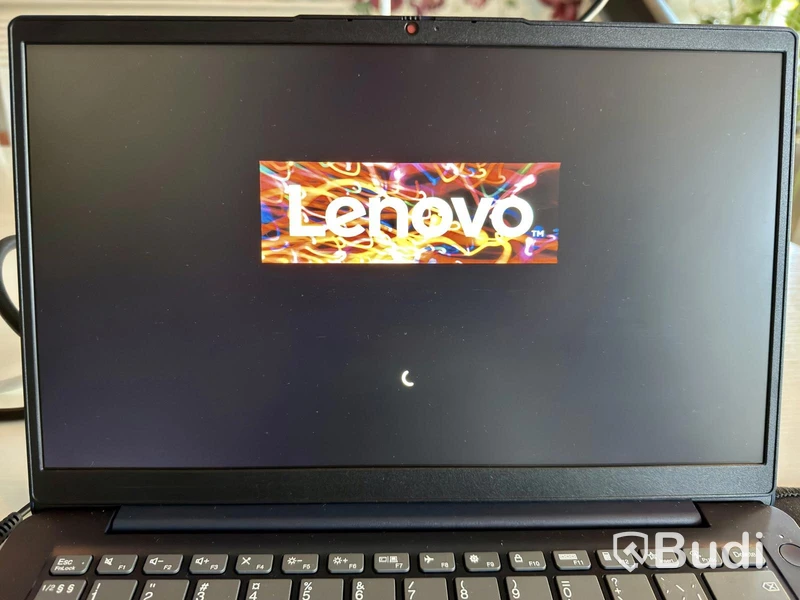 Lenovo IdeaPad 3 med Lenovo ThinkVision 24” skärm och tillbehör