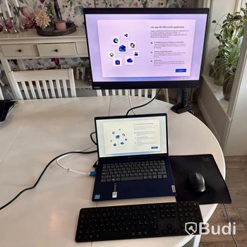 Lenovo IdeaPad 3 med Lenovo ThinkVision 24” skärm och tillbehör