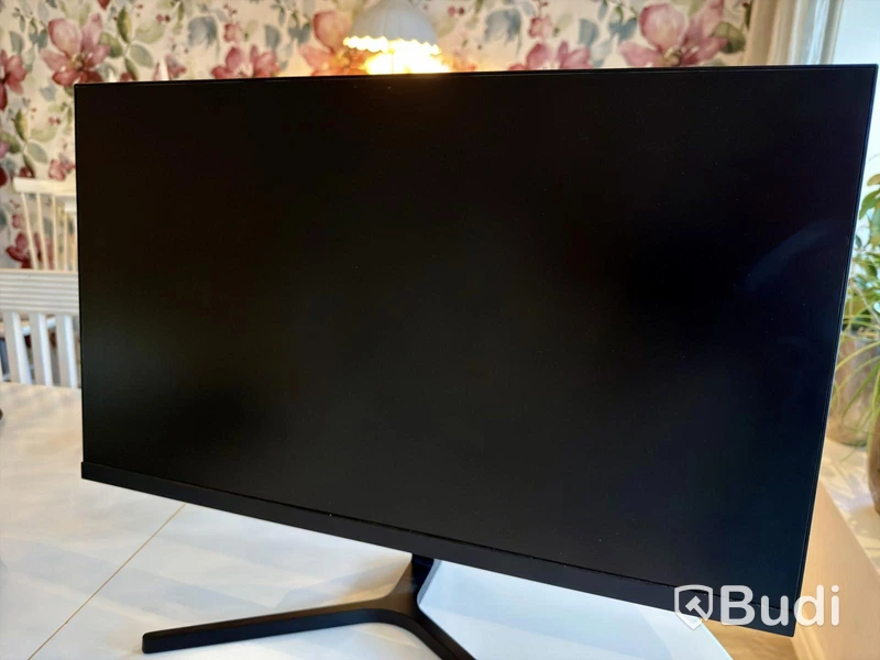 Lenovo IdeaPad 3 med 24” skärm, USB-C-hubb/stativ och tillbehör