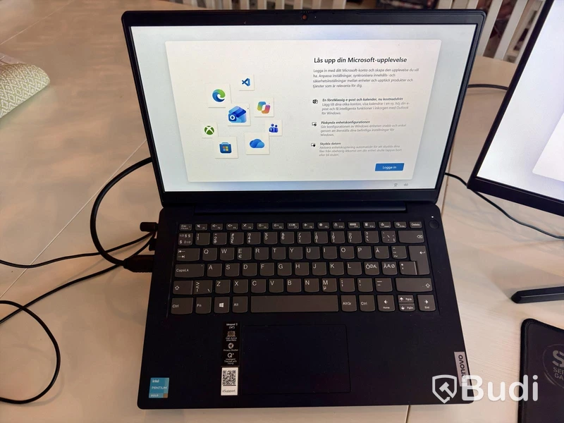 Lenovo IdeaPad 3 med 24” skärm, USB-C-hubb/stativ och tillbehör