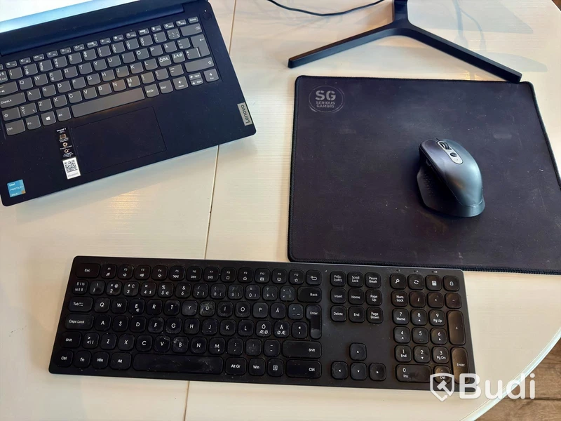 Lenovo IdeaPad 3 med 24” skärm, USB-C-hubb/stativ och tillbehör