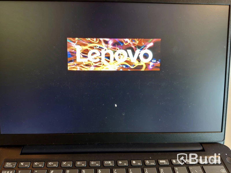 Lenovo IdeaPad 3 med 24” skärm, USB-C-hubb/stativ och tillbehör