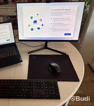 Lenovo IdeaPad 3 med 24” skärm, USB-C-hubb/stativ och tillbehör