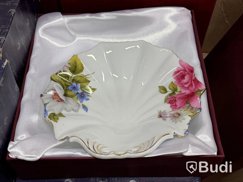 Stort parti diverse glas/ kristall och porslin, bl.a. Dyatkovo Crystal