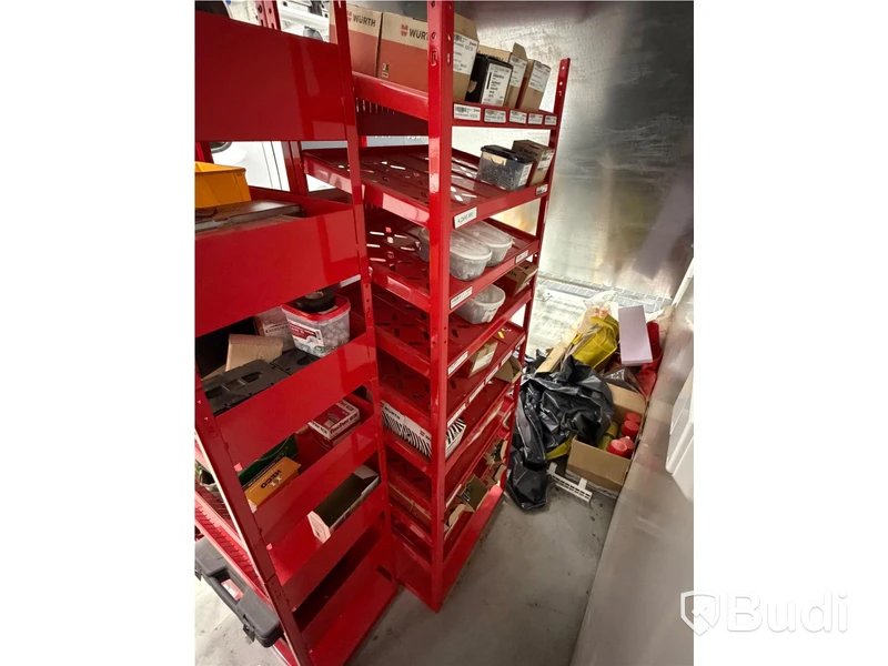 Verkstadshyllor med innehåll