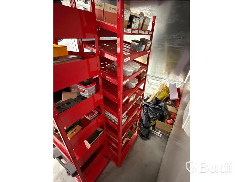 Verkstadshyllor med innehåll