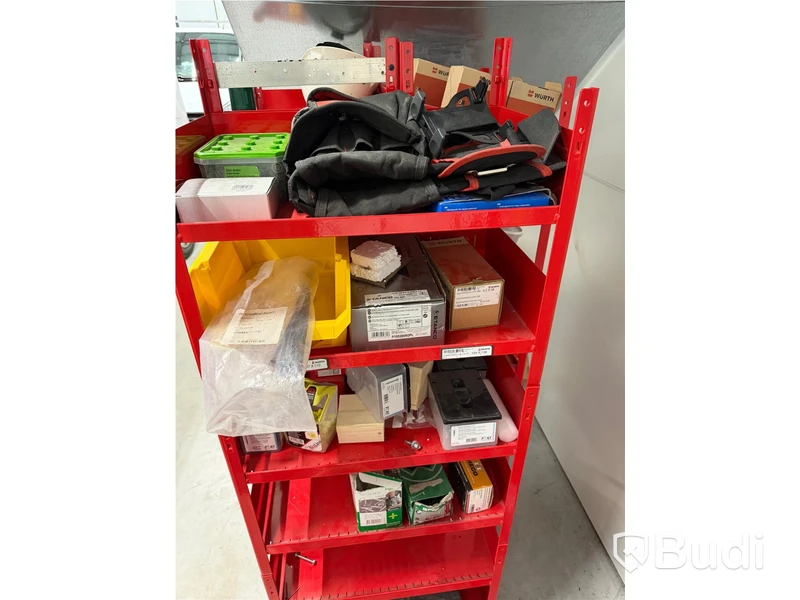Verkstadshyllor med innehåll