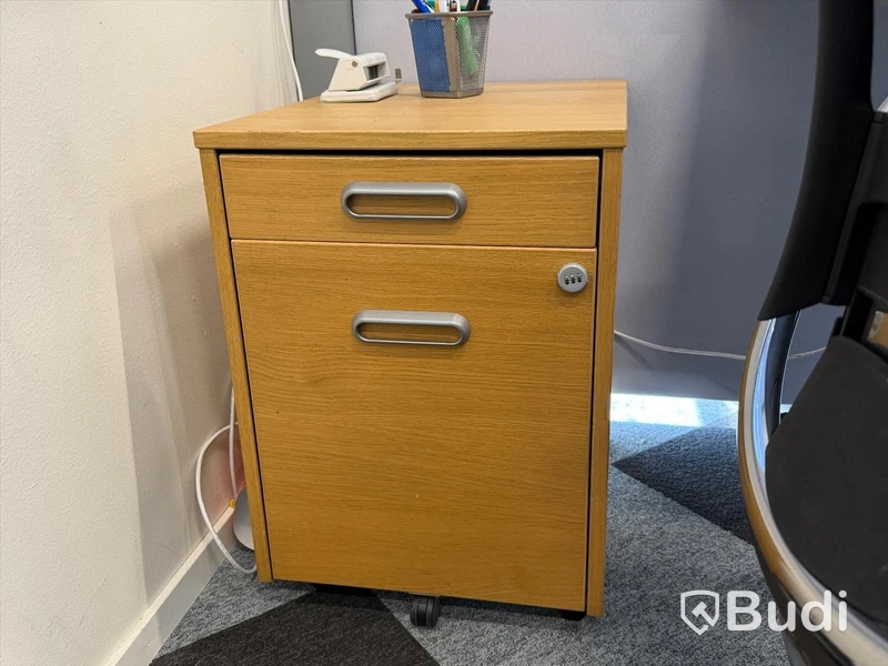 Skrivbord IKEA, höj- och sänkbart samt stol och hurts