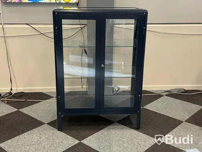 Vitrinskåp IKEA, med två bord