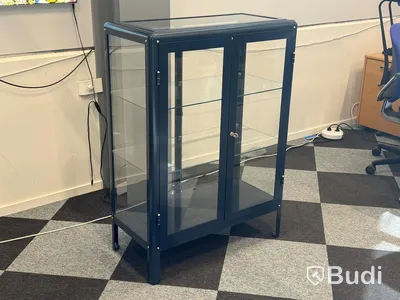 Vitrinskåp IKEA, med två bord