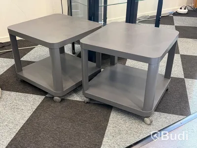 Vitrinskåp IKEA, med två bord