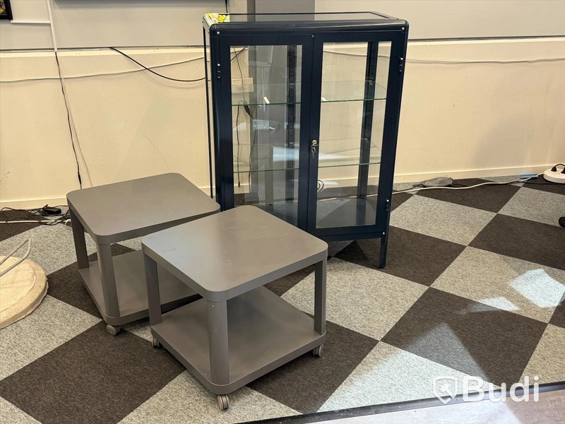 Vitrinskåp IKEA, med två bord