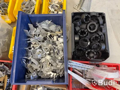 Parti fästdetaljer för skyltar