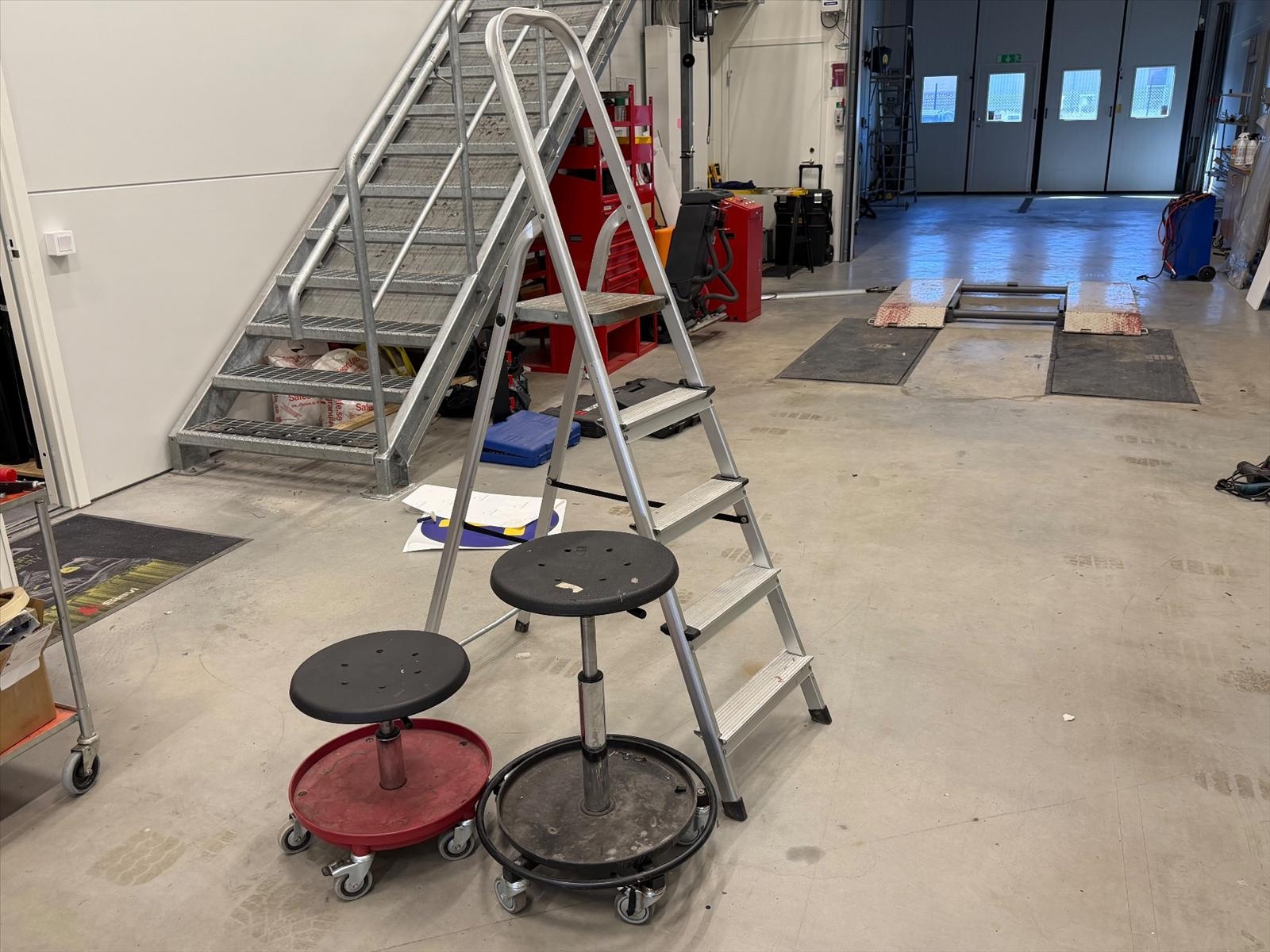 Trappstege samt 2 st rullpallar