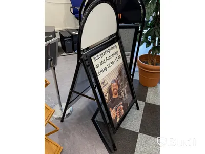 Gatupratare samt broschyrställ m.m.