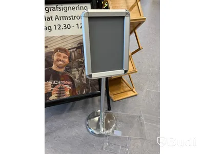 Gatupratare samt broschyrställ m.m.