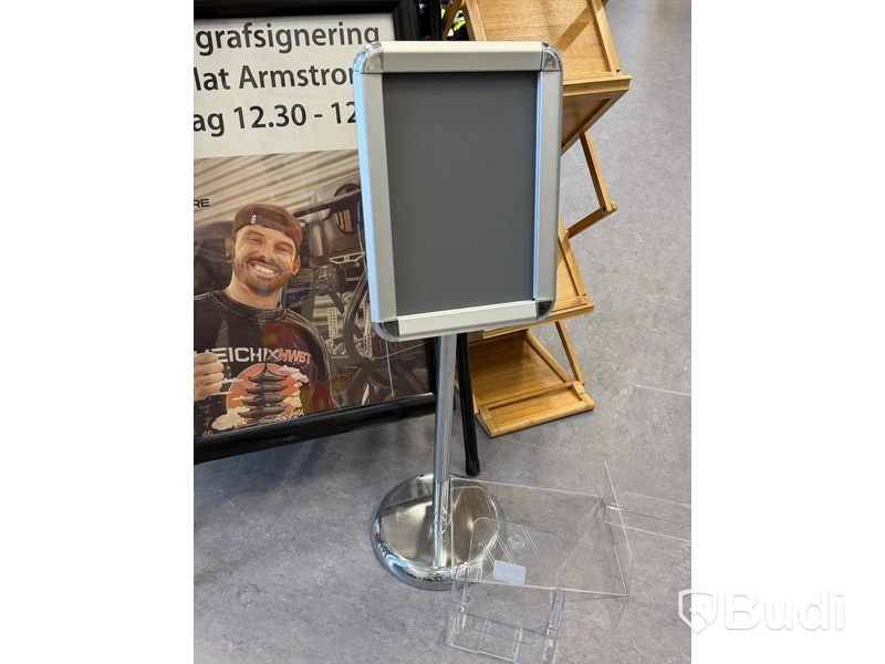 Gatupratare samt broschyrställ m.m.