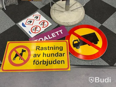 Diverse skyltar samt stolpe