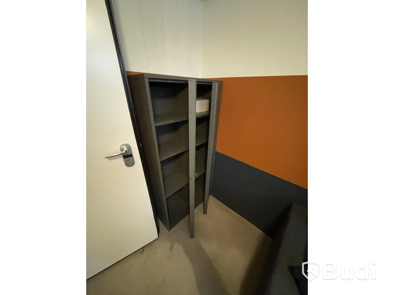 Plåtskåp med hyllplan ca 80 cm bredd ca 160 cm hög