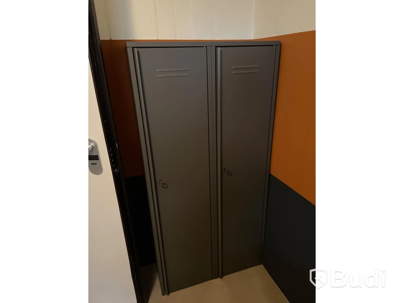 Plåtskåp med hyllplan ca 80 cm bredd ca 160 cm hög