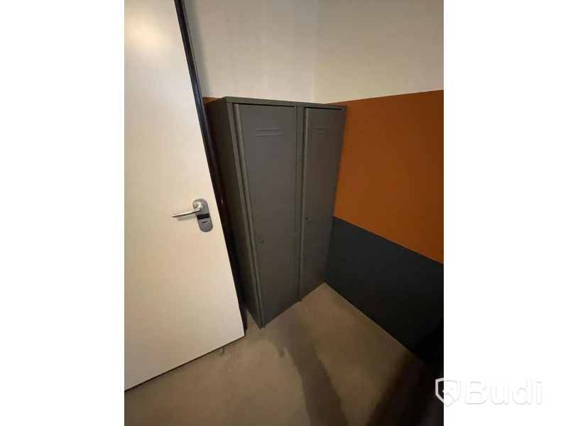 Plåtskåp med hyllplan ca 80 cm bredd ca 160 cm hög
