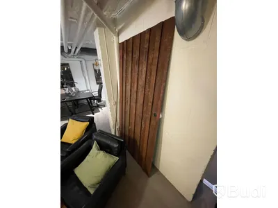 Stor äldre plåtdörr