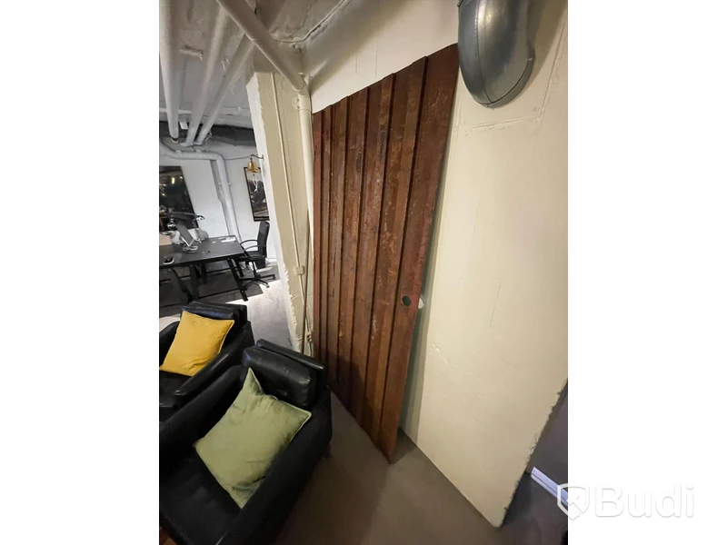 Stor äldre plåtdörr