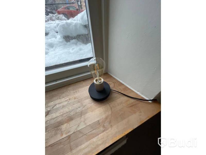 Plåtskåp ca 80x30 samt soptunna med lock och lampa
