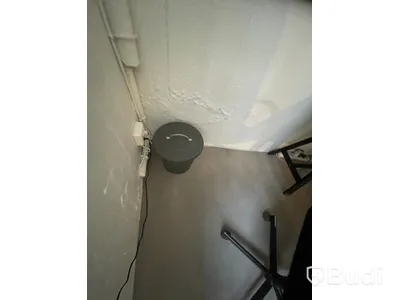 Plåtskåp ca 80x30 samt soptunna med lock och lampa