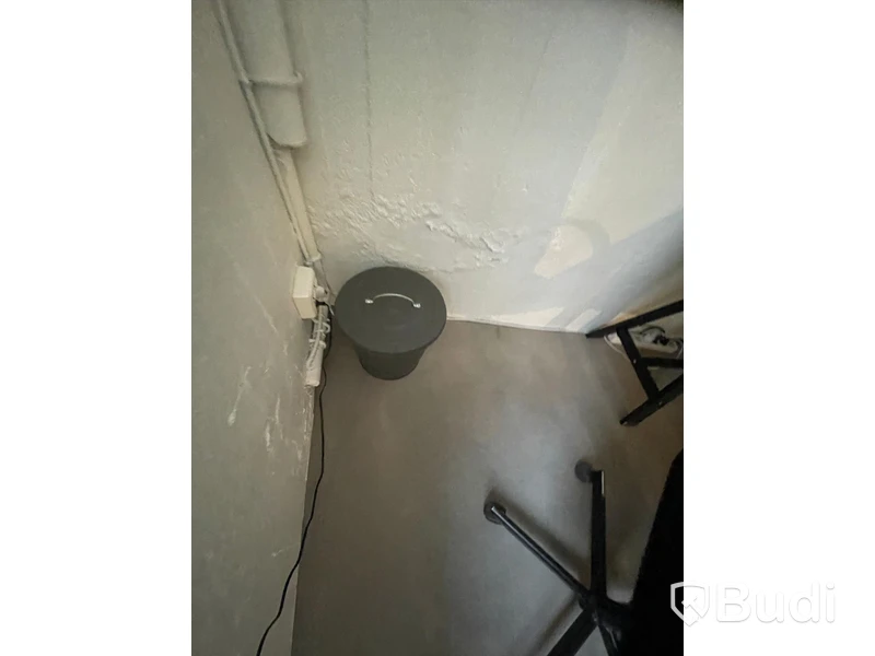 Plåtskåp ca 80x30 samt soptunna med lock och lampa